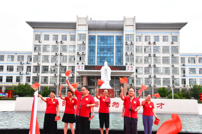 我校高三毕业典礼：因时养器，为国育才！