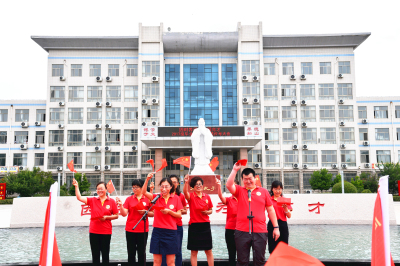 我校高三毕业典礼：因时养器，为国育才！