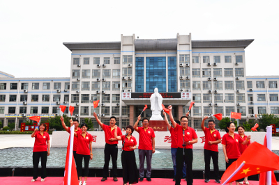 我校高三毕业典礼：因时养器，为国育才！