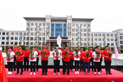 我校高三毕业典礼：因时养器，为国育才！