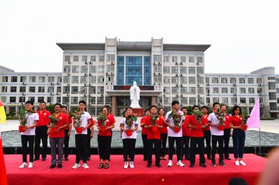 我校高三毕业典礼：因时养器，为国育才！