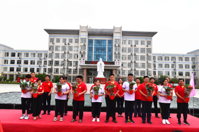 我校高三毕业典礼：因时养器，为国育才！