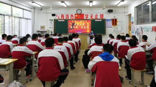 我校一名高三班主任的毕业班会：文山精神融心间，鹏举抟天开新篇！