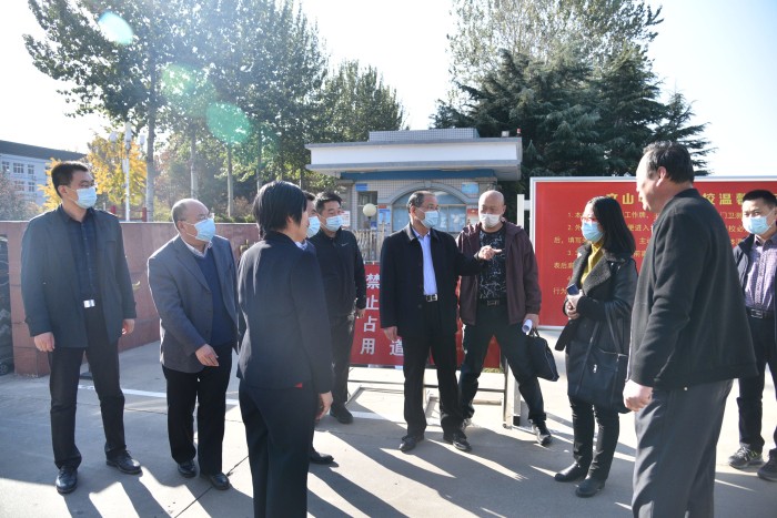 平安校园行，确保师生安全––潍坊市教体局张育才局长带队对文山中学进行四不两直安全检查！