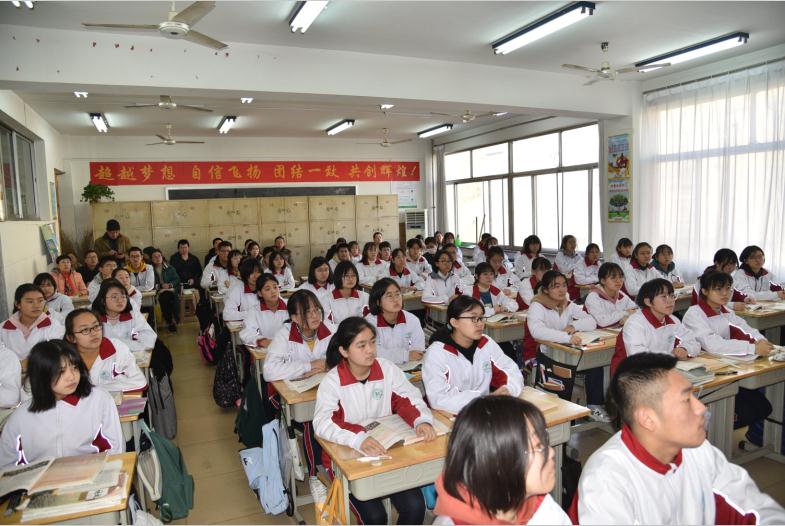 潍坊市教科院专家到我校进行新课程、新教材实施情况调研！