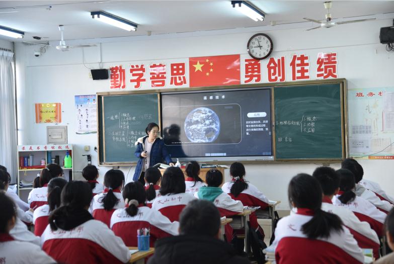潍坊市教科院专家到我校进行新课程、新教材实施情况调研！