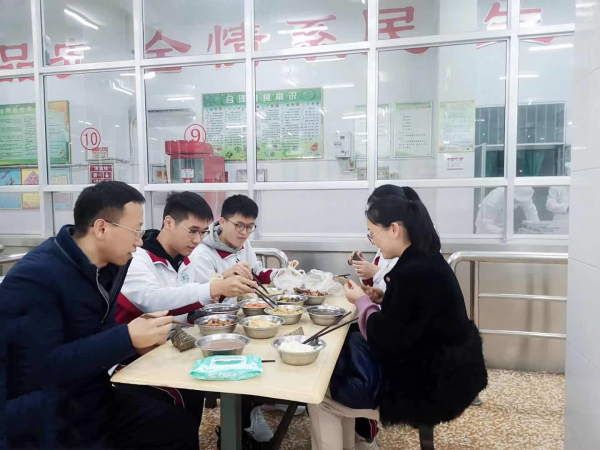 惠民服务 | 丹心一片献桃李，大爱点亮前行路！