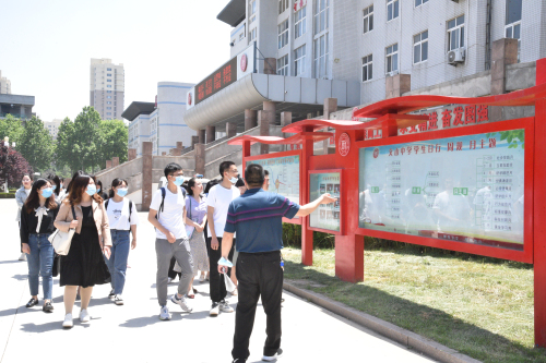 我校新入职教师来学校报道！