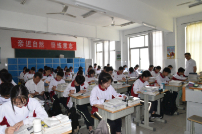 菏泽市梅园学校考察团来我校考察学校发展情况！