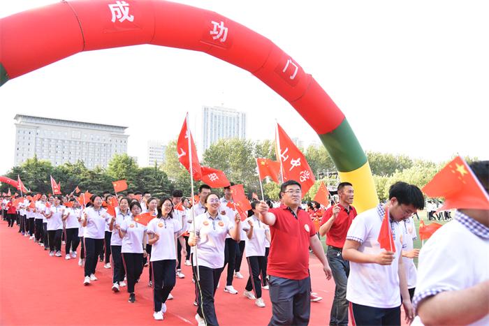 毕业典礼 | 历百年征程重任在肩，恰同学少年扬帆起航！