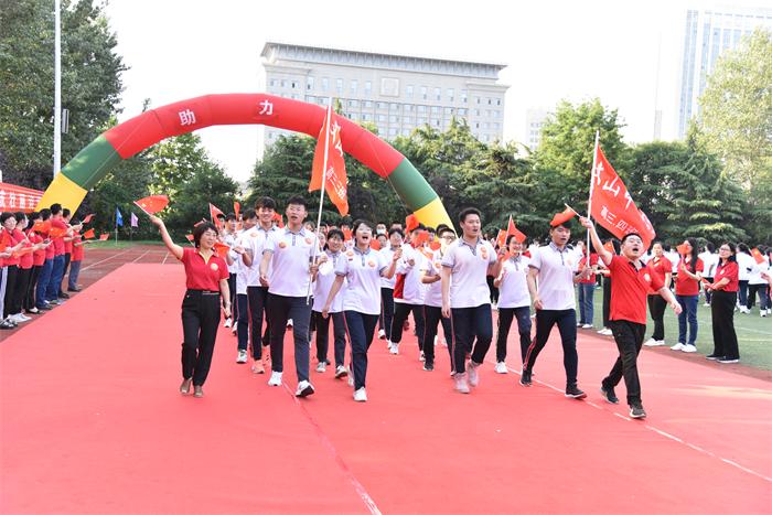 毕业典礼 | 历百年征程重任在肩，恰同学少年扬帆起航！