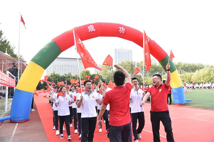 毕业典礼 | 历百年征程重任在肩，恰同学少年扬帆起航！