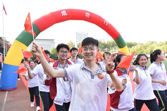 毕业典礼 | 历百年征程重任在肩，恰同学少年扬帆起航！