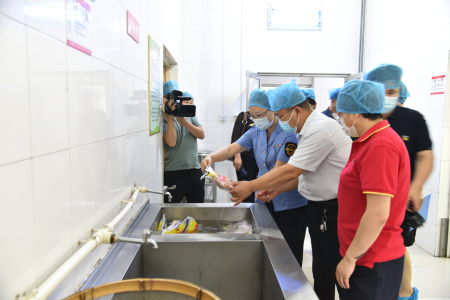 国家市场监管局和人大代表、政协委员莅临我校调研观摩餐厅工作！